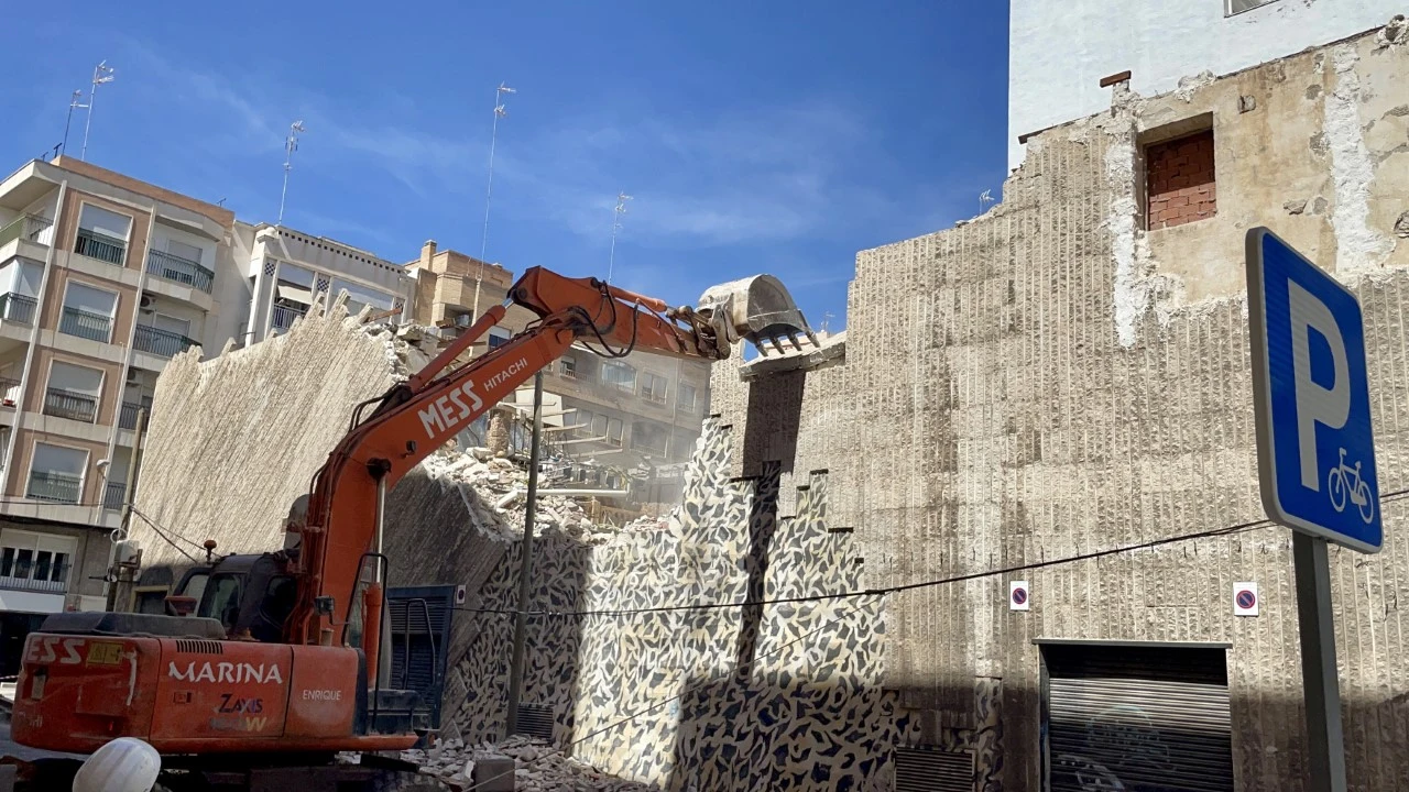 El derribo del histórico edificio del cine Ideal ha comenzado El derribo del histórico edificio del cine Ideal ha comenzado