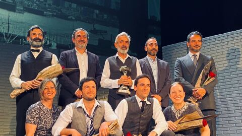 Imanol Arias y Vicente Arques junto con el reparto de 'Muerte de un Viajante'