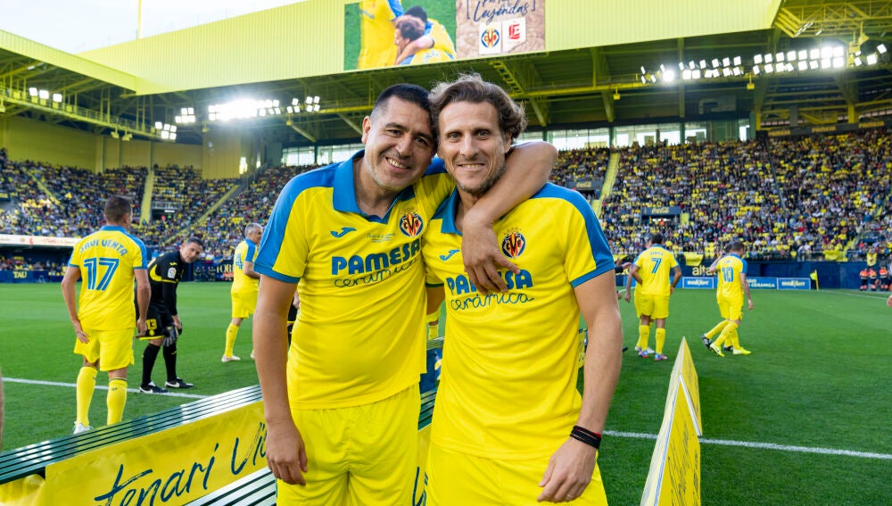 Riquelme junto a Diego Forlán