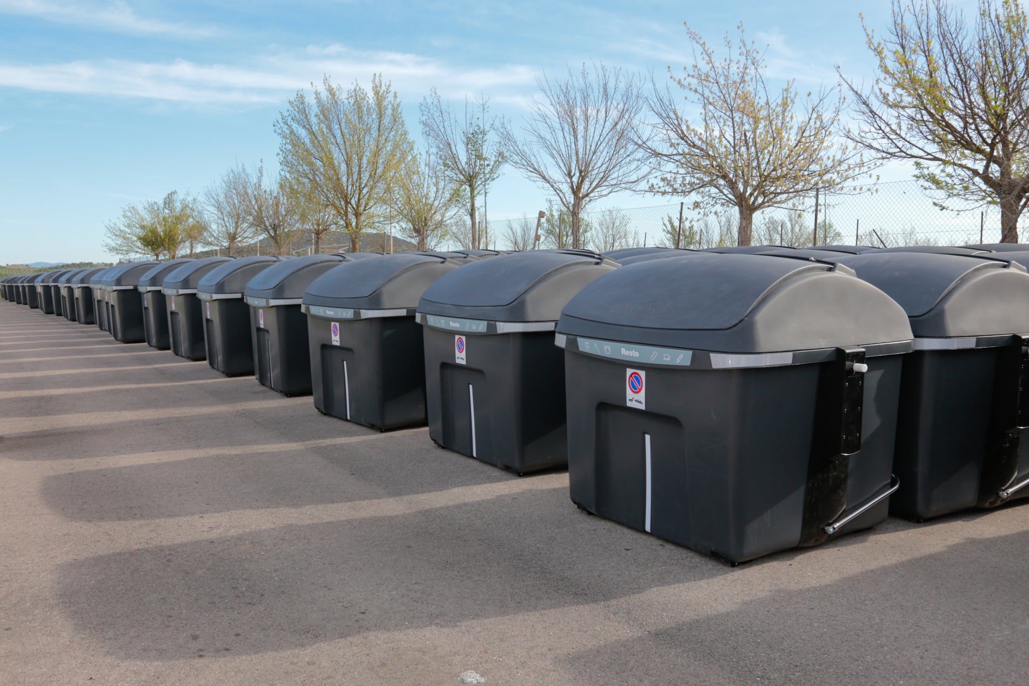 Comienza la instalación de los 1.200 nuevos contenedores de residuos en todas las barriadas de la ciudad Comienza la instalación de los 1.200 nuevos contenedores de residuos en todas las barriadas de la ciudad