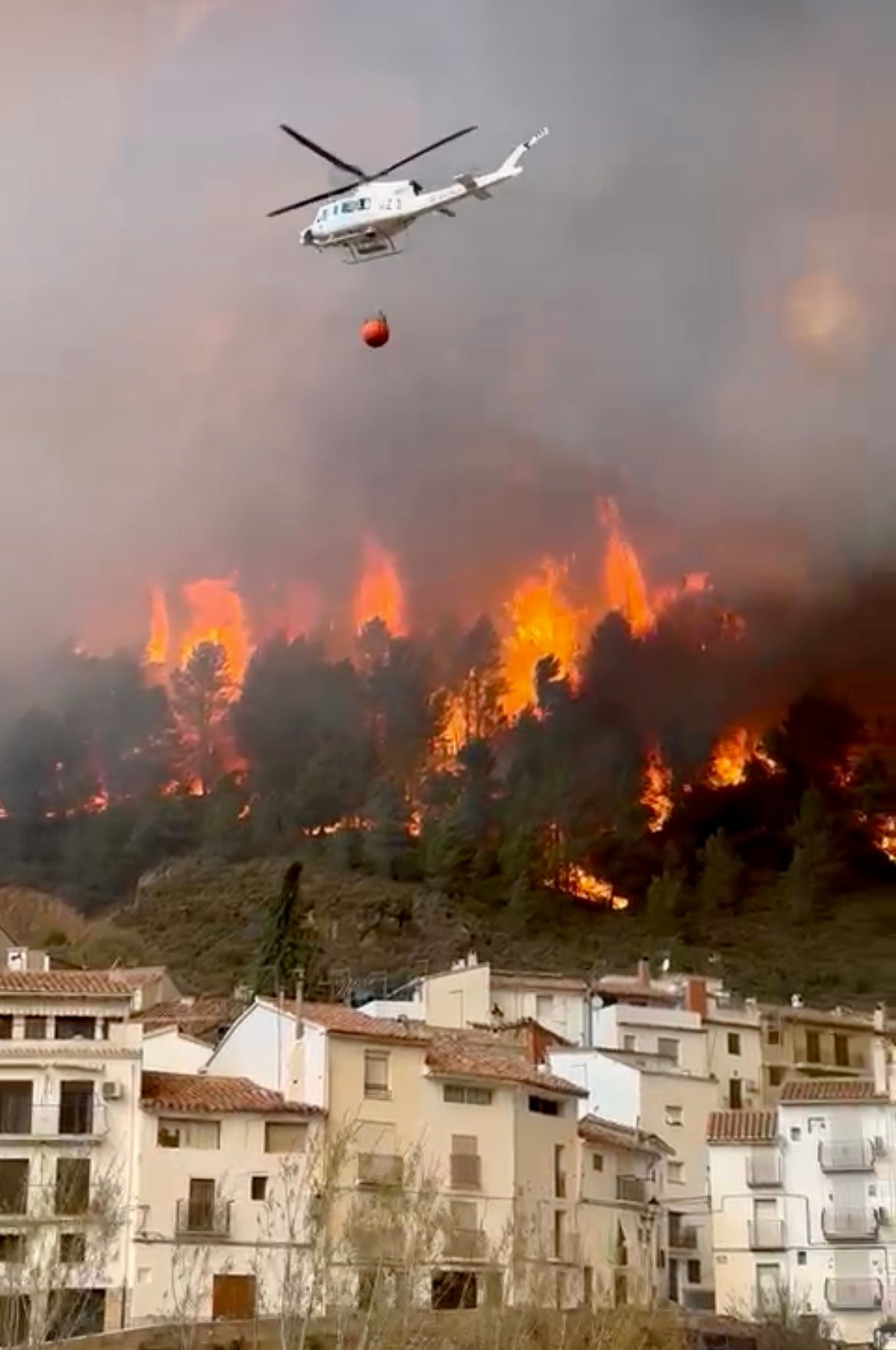 Las llamas del incendio en Castellón rodean el núcleo de casas de Montán Las llamas del incendio en Castellón rodean el núcleo de casas de Montán