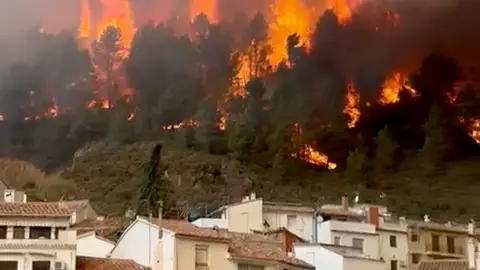 Las llamas del incendio en Castellón rodean el núcleo de casas de Montán