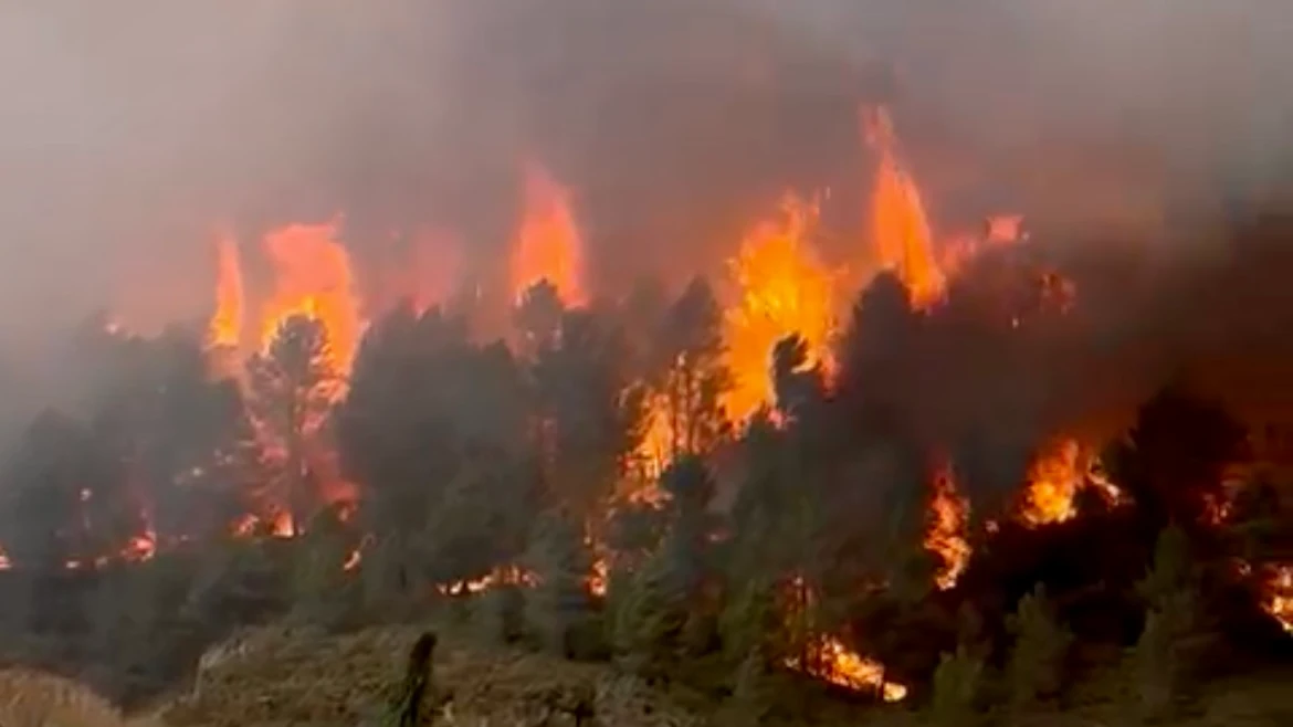 Las llamas del incendio en Castellón rodean el núcleo de casas de Montán Las llamas del incendio en Castellón rodean el núcleo de casas de Montán