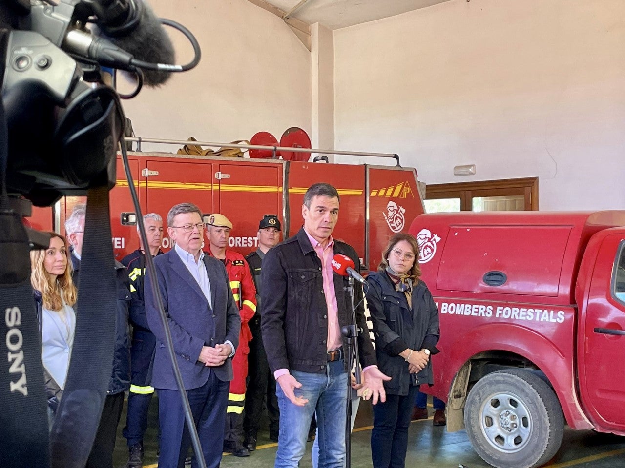 Sánchez: "Cuando este incendio acabe, comenzaremos con la reconstrucción de todo lo perdido y lo dañado" Sánchez: "Cuando este incendio acabe, comenzaremos con la reconstrucción de todo lo perdido y lo dañado"