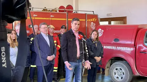 Pedro Sánchez, junto a Ximo Puig, en el Puesto de Mando Avanzado de Barracas (Castellón). Pedro Sánchez, junto a Ximo Puig, en el Puesto de Mando Avanzado de Barracas (Castellón).