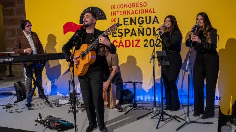 Riki Rivera canta 'La Lengua' en la recepci&oacute;n a los congresistas del CILE