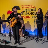 Riki Rivera canta 'La Lengua' en la recepción a los congresistas del CILE