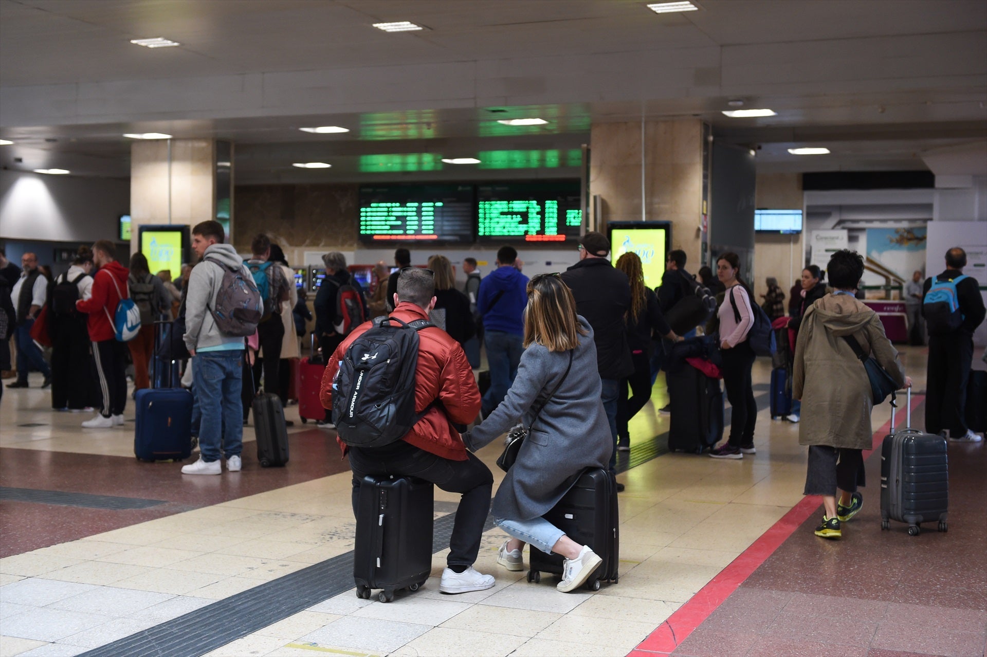 Enfado e incertidumbre entre los afectados por la avería en Chamartín: "No sabemos cuándo podremos regresar" Enfado e incertidumbre entre los afectados por la avería en Chamartín: "No sabemos cuándo podremos regresar"