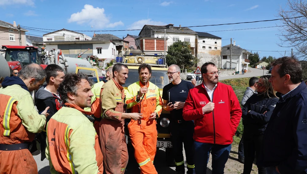 El presidente regional, Adrián Barbón, ha visitado a los efectivos que luchan contra los incendios en Vardés