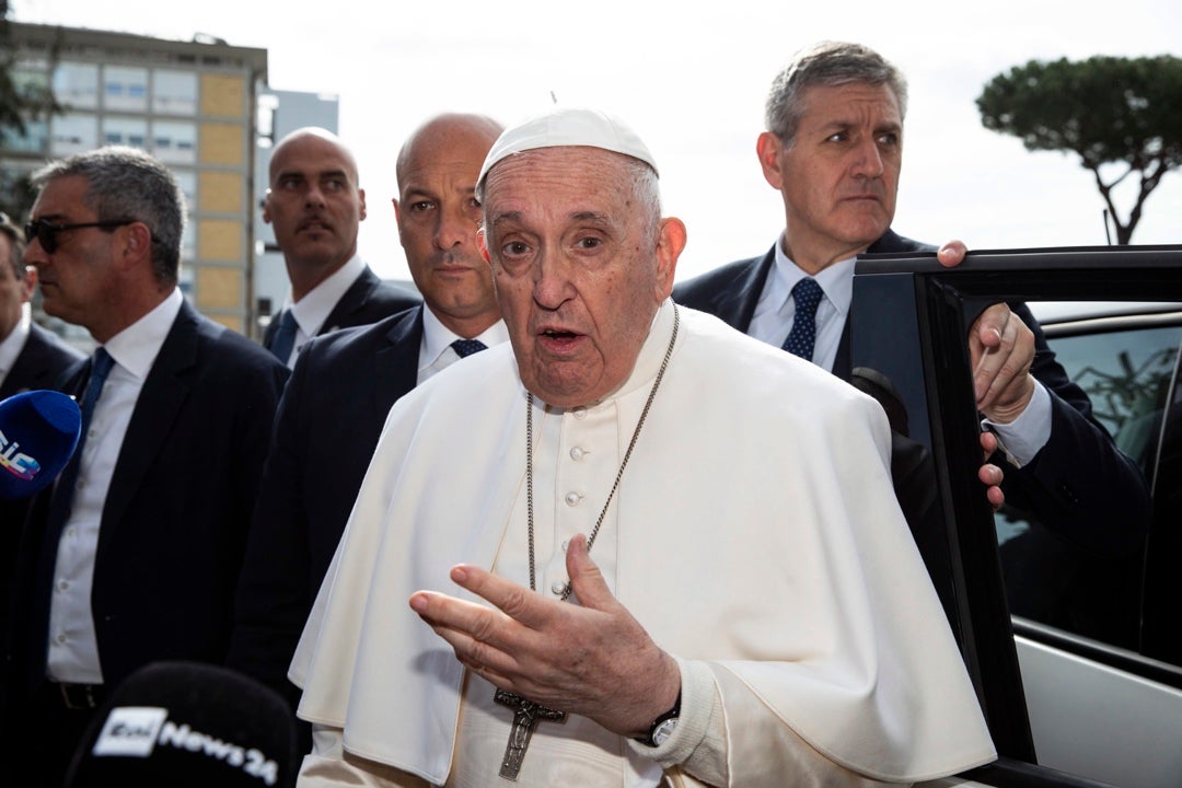 El papa Francisco recibe el alta y sale del hospital tras tres noches ingresado con bronquitis El papa Francisco recibe el alta y sale del hospital tras tres noches ingresado con bronquitis
