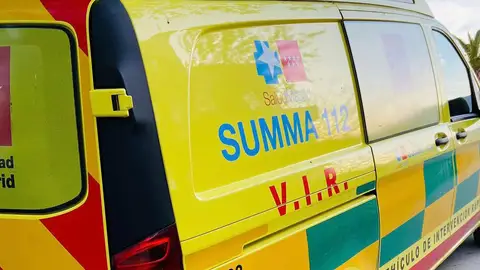 Imagen de una ambulancia del Summa 112 de Madrid Un hombre asesina a otro clavándole destornilladores en un piso de Madrid