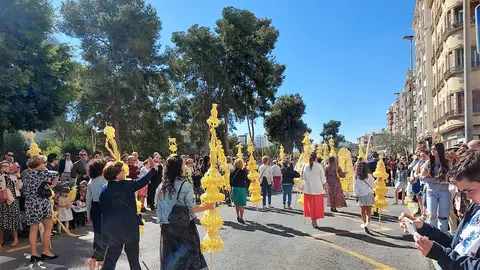 Palmas blancas en la procesión de 'Las Palmas' de Domingo Ramos de Elche. Palmas blancas en la procesión de 'Las Palmas' de Domingo Ramos de Elche.