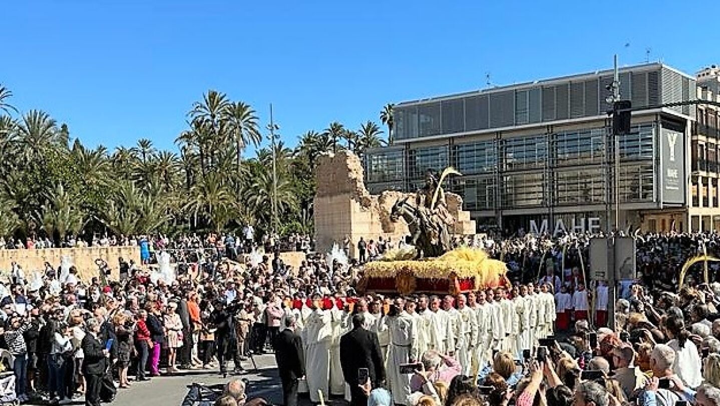 El 'pas de la burreta' en la procesión de Domingo de Ramos de Elche de 2023.