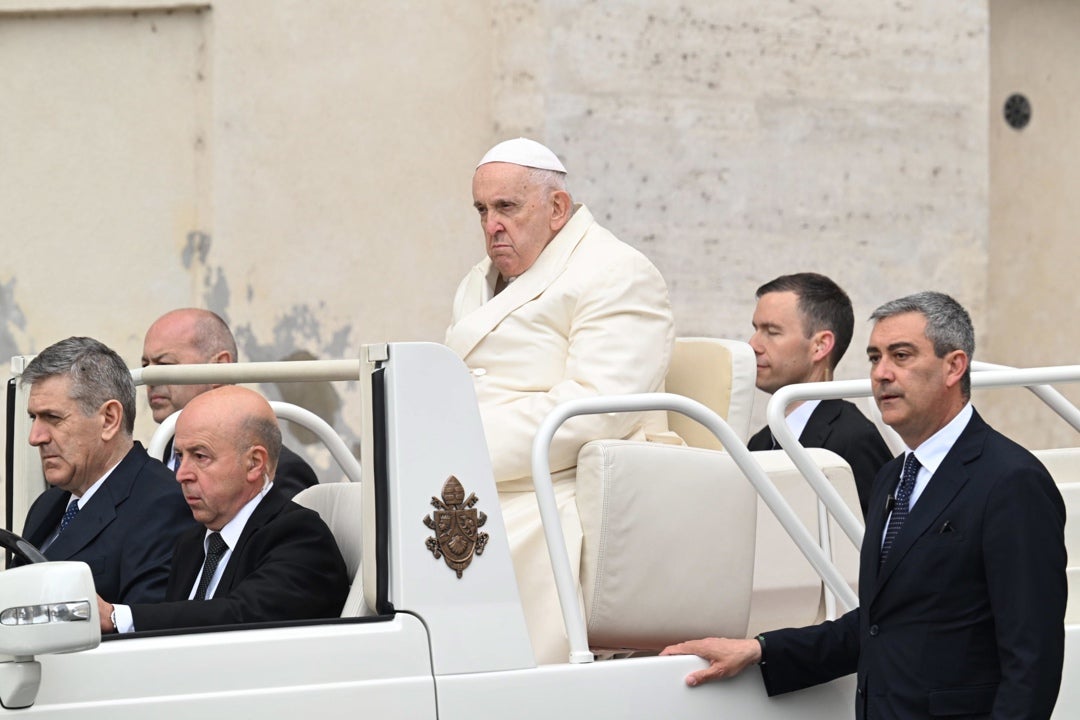El papa Francisco reaparece en la plaza de San Pedro tras su alta hospitalaria El papa Francisco reaparece en la plaza de San Pedro tras su alta hospitalaria
