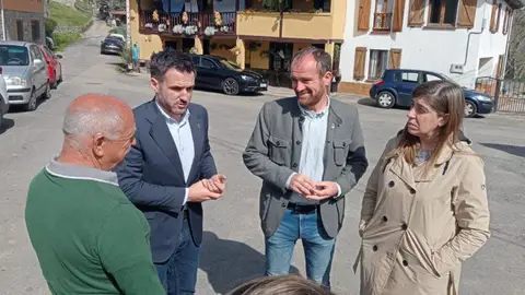 El viceconsejero y el alcalde piloñés durante la visita El viceconsejero y el alcalde piloñés durante la visita