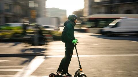 Archivo | Un hombre circula en patinete. 