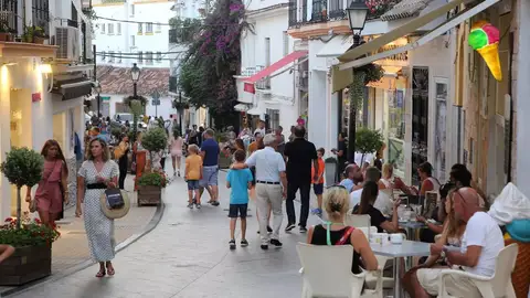 Turistas paseando por las calles del centro de Marbella Turistas paseando por las calles del centro de Marbella