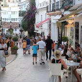 Turistas paseando por las calles del centro de Marbella Turistas paseando por las calles del centro de Marbella