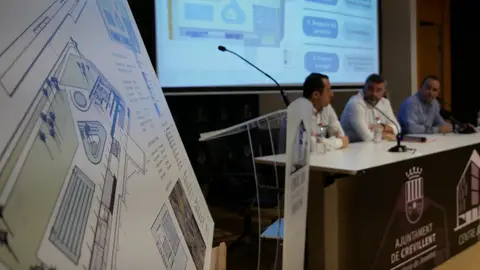 Presentación del proyecto de construcción de las piscinas de verano en Crevillent. Presentación del proyecto de construcción de las piscinas de verano en Crevillent.