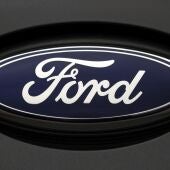 Vista de un logotipo de Ford en una de sus fábricas, en una fotografía de archivo.