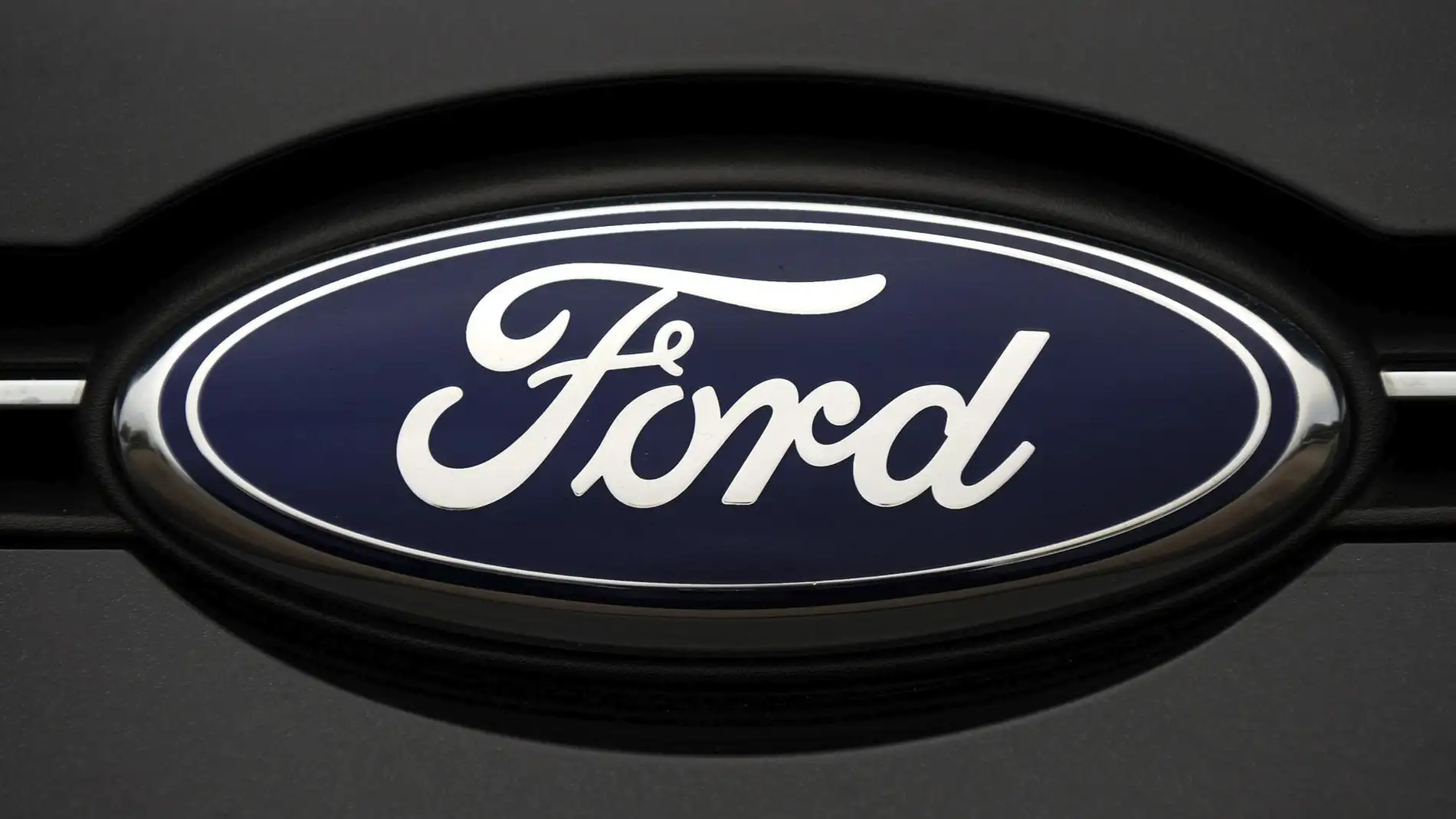 Vista de un logotipo de Ford en una de sus fábricas, en una fotografía de archivo.