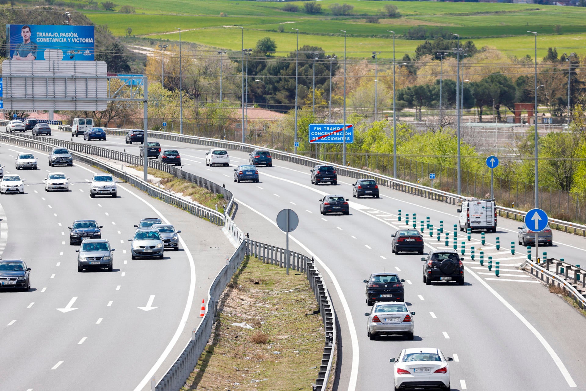 Etiquetas de la DGT: en qué ciudades es obligatorio llevar la pegatina para evitar la multa Etiquetas de la DGT: en qué ciudades es obligatorio llevar la pegatina para evitar la multa