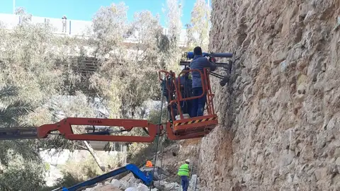 Comienzan en Elche los trabajos de consolidación de la ladera del rio en el área del Molí del Real. Comienzan en Elche los trabajos de consolidación de la ladera del rio en el área del Molí del Real.
