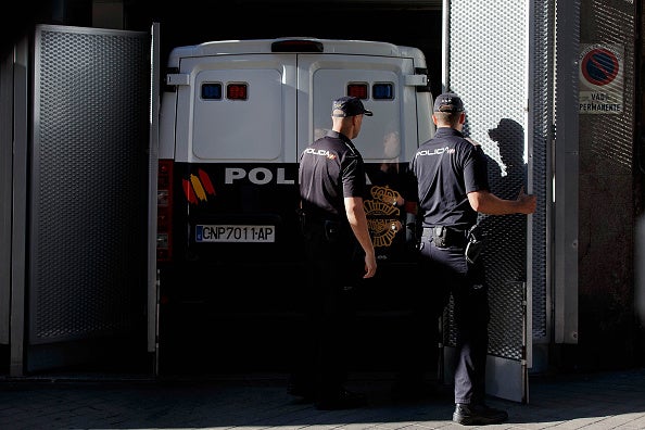 Una mujer se precipita con su hija en brazos desde la ventana de un quinto piso en Avilés Una mujer se precipita con su hija en brazos desde la ventana de un quinto piso en Avilés