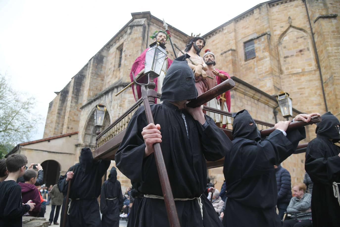 La tradición mantiene las procesiones de Semana Santa La tradición mantiene las procesiones de Semana Santa