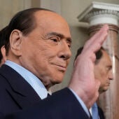 Silvio Berlusconi saluda durante un acto