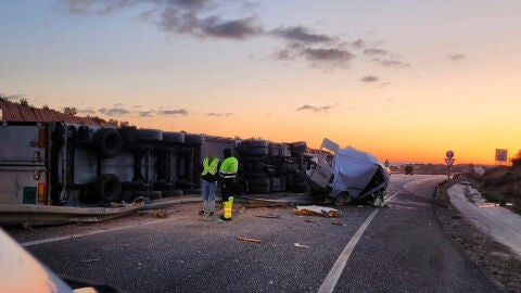 Estado en el que han quedado los vehículos implicados en el accidente en la A7 a su paso por Elche.