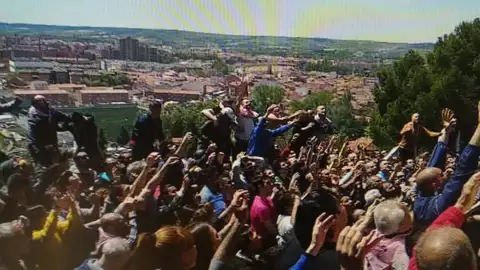 Los vecinos entregan el "Cristo de la Tristeza" a los bancos ante la falta de sucursales en el barrio .