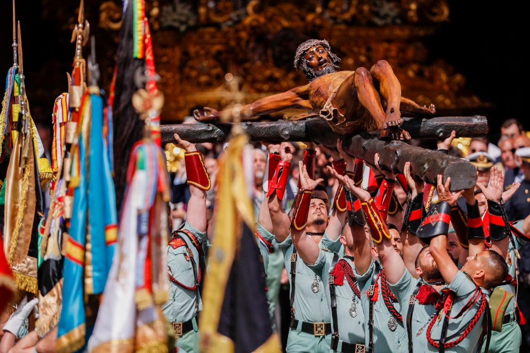 El momento en el que la Legión canta 'El novio de la muerte' en el traslado del Cristo de Mena en Málaga El momento en el que la Legión canta 'El novio de la muerte' en el traslado del Cristo de Mena en Málaga