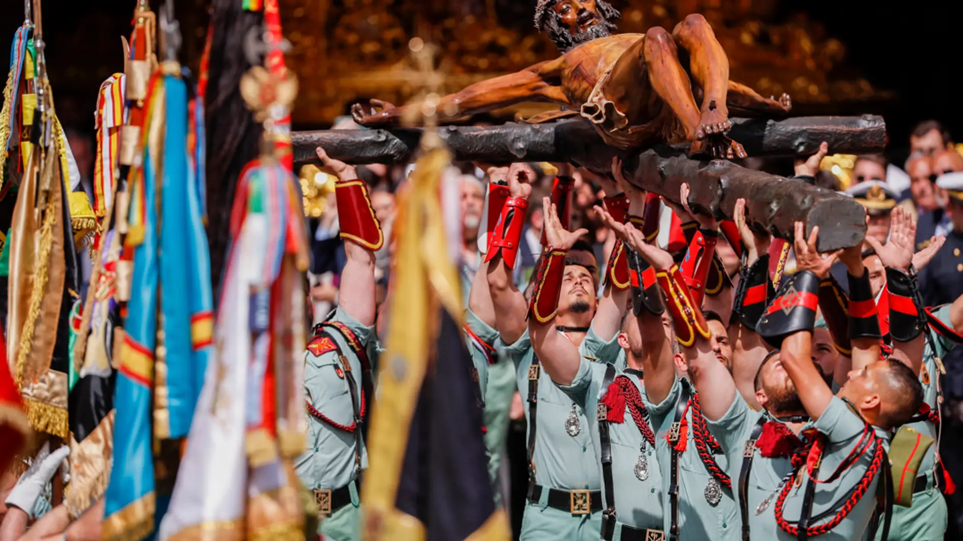 El momento en el que la Legión canta 'El novio de la muerte' en el traslado del Cristo de Mena en Málaga.