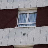 Imagen de la ventana del quinto piso desde el que se arrojó la mujer con su hija de 7 años