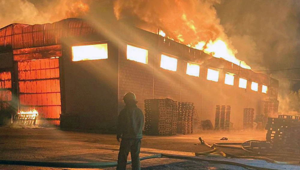Incendio en la fábrica de palés de Elche.