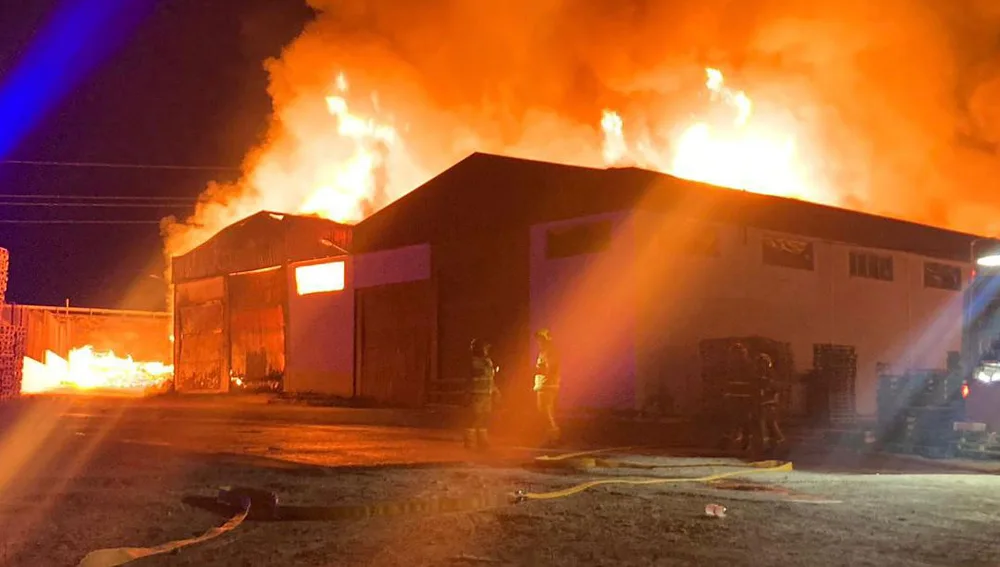 Incendio en la fábrica de palets de Elche.