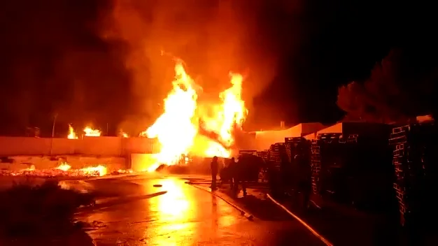 Incendio en la fábrica de palets de Elche. El incendio en una fábrica de palets de Elche moviliza bomberos de seis parques de la provincia