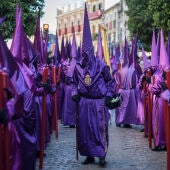 Un grupo de participantes en una procesión de Semana Santa.