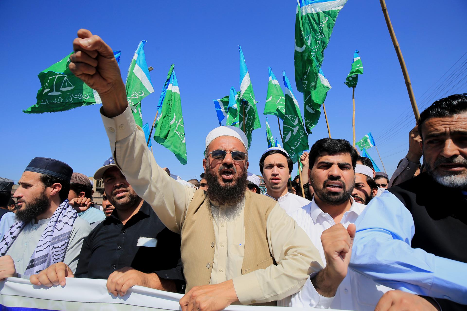Cientos de palestinos se atrincheran en la Mezquita de Al Aqsa Cientos de palestinos se atrincheran en la Mezquita de Al Aqsa