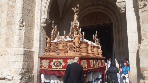 Paso de Jesús Resucitado saliendo de la Catedral de Ciudad Real