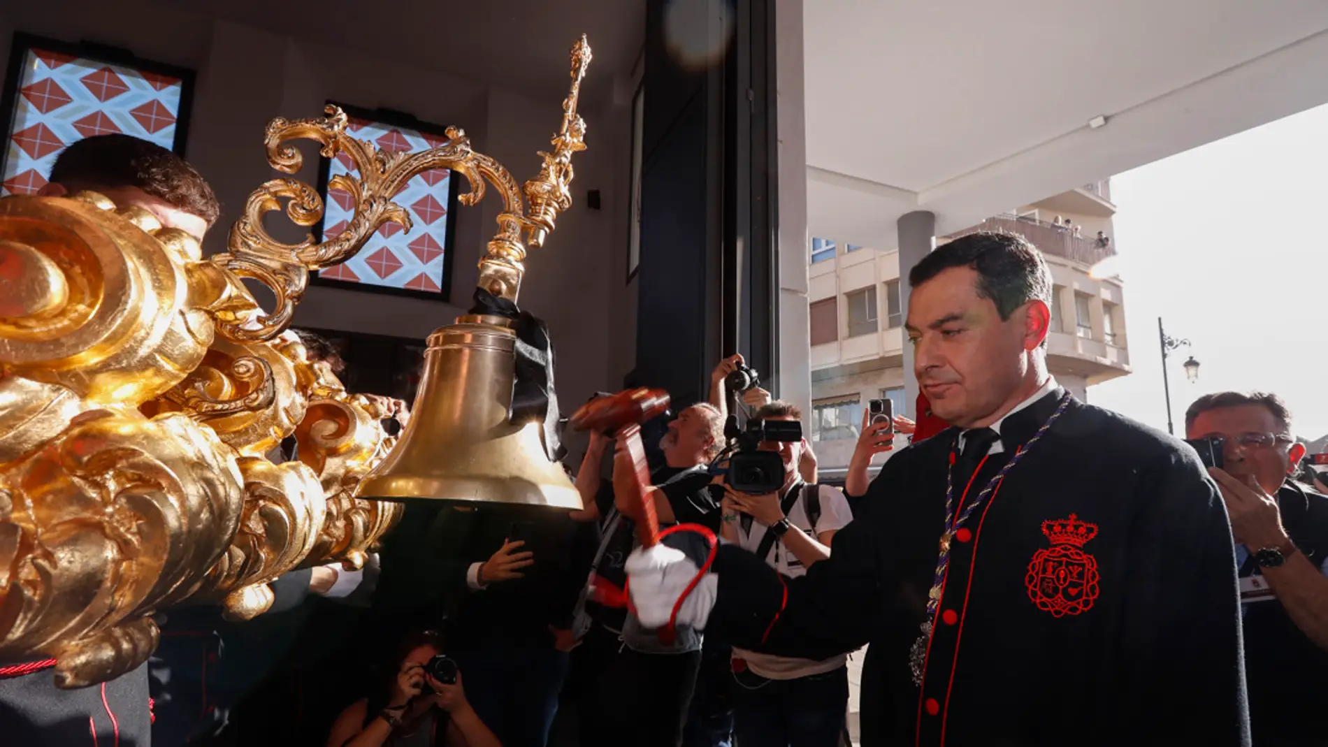 Juanma Moreno lamenta la sátira de TV3 sobre la Virgen del Rocío y la tilda de falta de respeto
