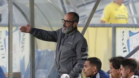 &Aacute;lvaro Cervera en el banquillo del Insular