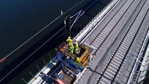 Adif licita por 7,3 millones la conservación de los nuevos sistemas de energía de la línea entre Plasencia y Badajoz Adif licita por 7,3 millones la conservación de los nuevos sistemas de energía de la línea entre Plasencia y Badajoz