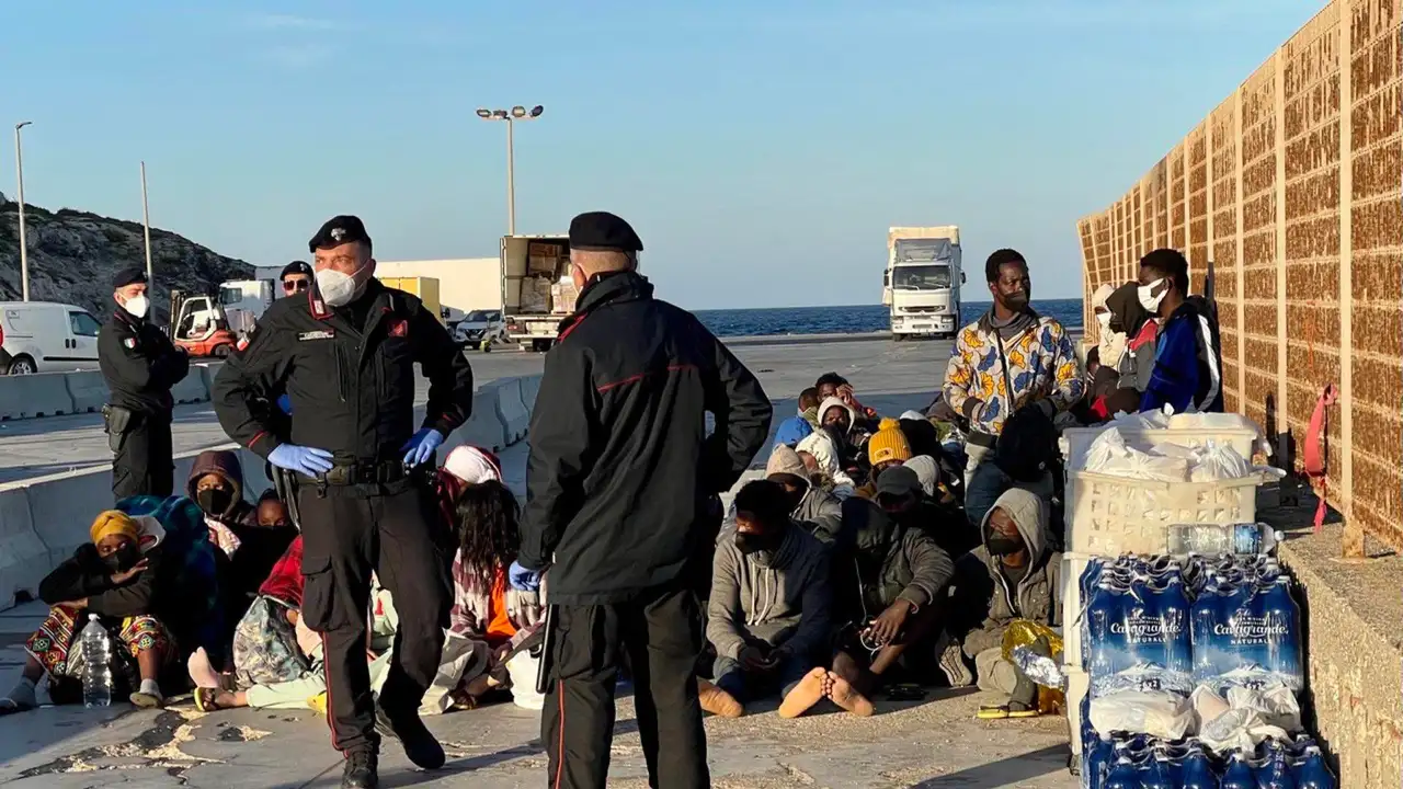 Imagen de decenas de migrantes en Lampedusa Imagen de decenas de migrantes en Lampedusa