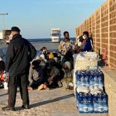 Imagen de decenas de migrantes en Lampedusa