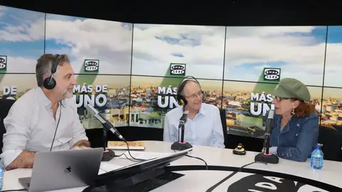 Emilio Gutiérrez Caba y Gracia Olallo, durante la entrevista con Carlos Alsina Emilio Gutiérrez Caba y Gracia Olallo, durante la entrevista con Carlos Alsina