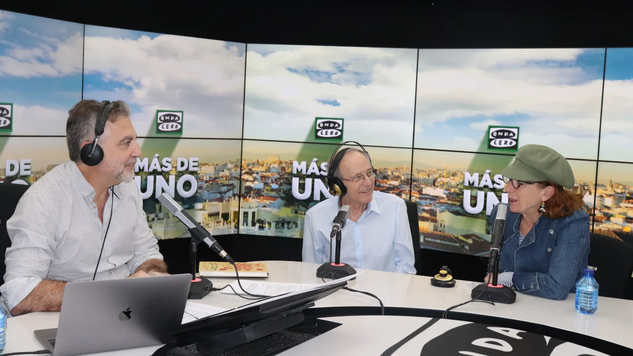 Emilio Gutiérrez Caba y Gracia Olallo, durante la entrevista con Carlos Alsina
