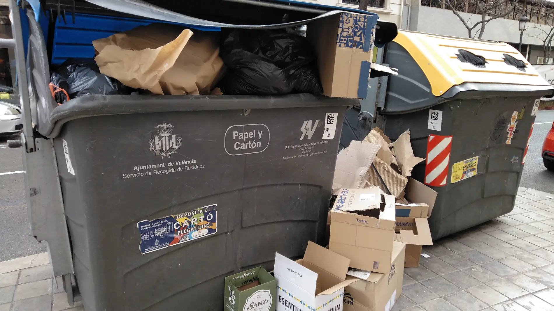 Contenedores de basura en las calles de València