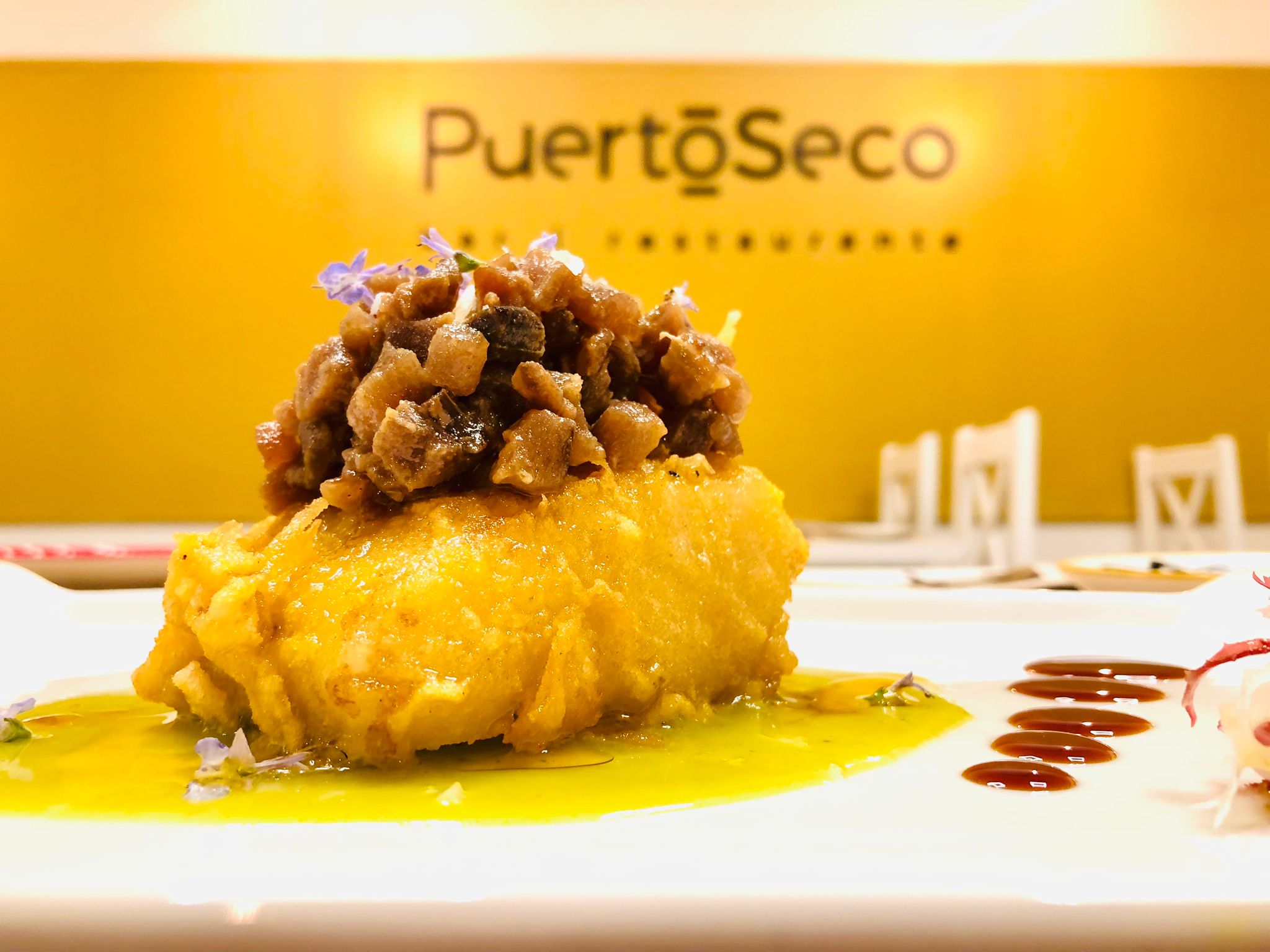 Bacalao frito en tempura, salsa verde, tartar de atún rojo y aceite de calabaza Bacalao frito en tempura, salsa verde, tartar de atún rojo y aceite de calabaza